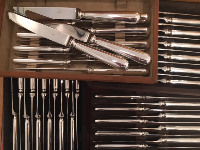 (Français) Lot de couteaux, manches métal argenté, lames inox