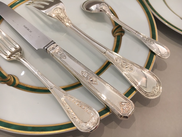 (Français) Ménagère-Monthélie-Puiforcat / Service porcelaine-Christofle-Ruban vert- 56 pièces