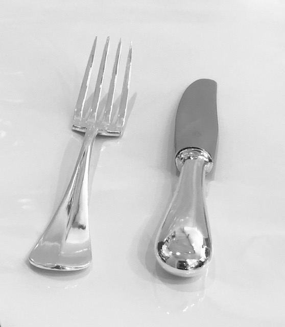 (Français) Rare ménagère baguette de 124 pièces de Frionnet François, dans son joli coffre antioxydant.