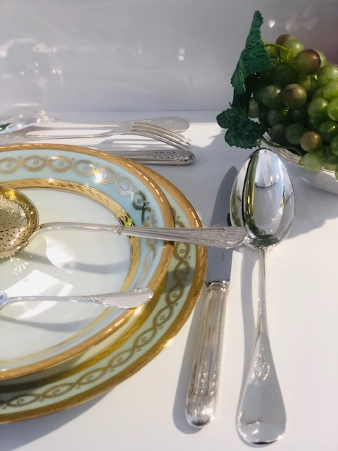 (Français) Quand l’argenterie et la porcelaine se mélangent…