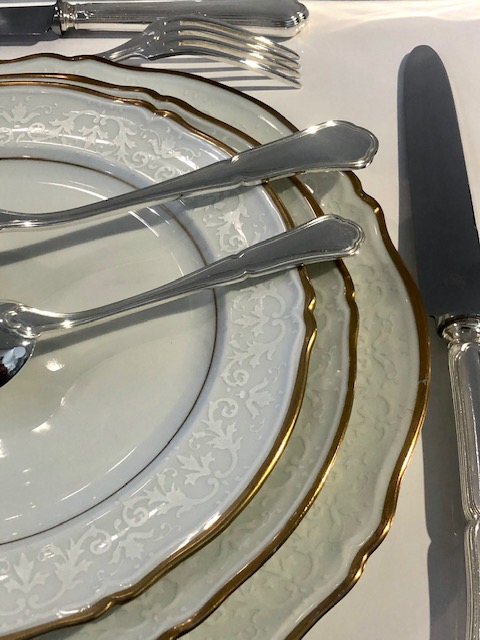 (Français) Ménagère de 177 pièces, modèle intemporel filet contours, dans son joli meuble en bois