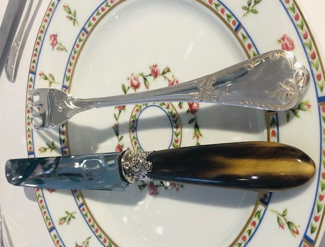 (Français) Ménagère de style Louis XV comprenant 106 pièces à saisir vite !