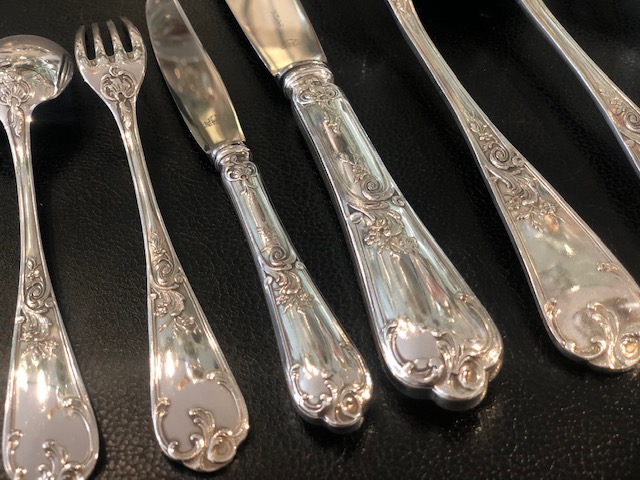 (Français) Opportunité à saisir vite : ménagère de style Louis XV comprenant 112 pièces, dans son coffre !