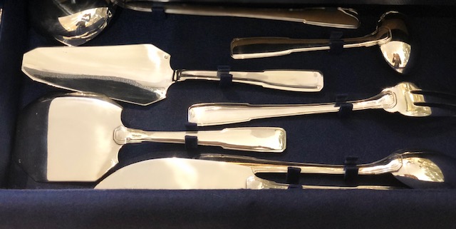 Rare ménagère, en argent massif, art-déco, signée Boulenger, 143 pièces.