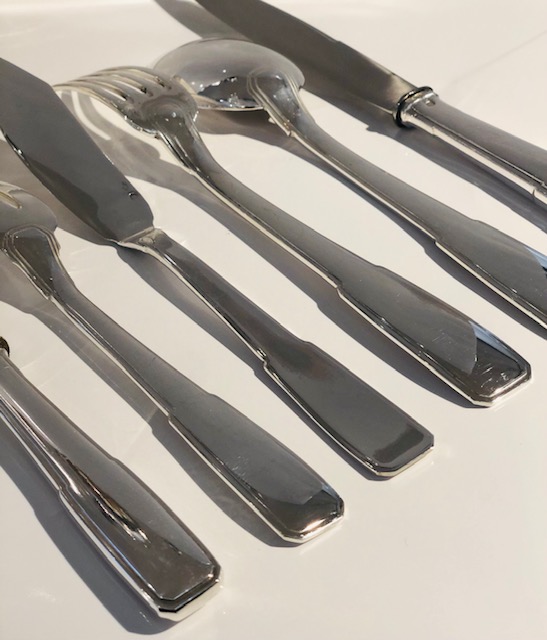 (Français) Rare ménagère, en argent massif, art-déco, signée Boulenger, 143 pièces.