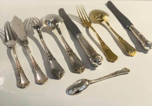 (Français) Très belle ménagère, louis xv, en argent massif, signée Henri Lapparra !