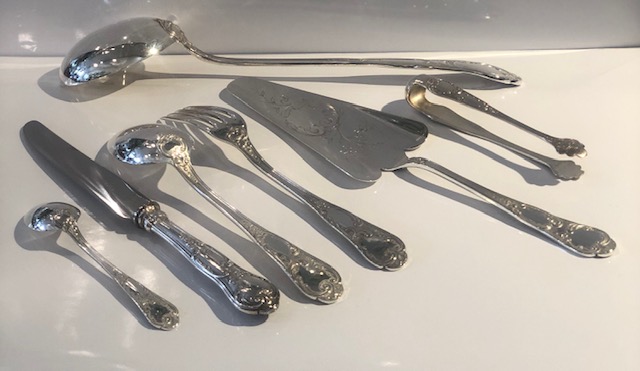 (Français) Ménagère, signée Ercuis, modèle Louis XV.