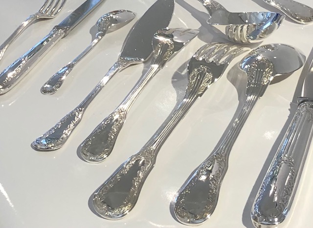 (Français) Ménagère, Puiforcat, en argent massif, modèle Ségur, 105 pièces, à saisir vite !