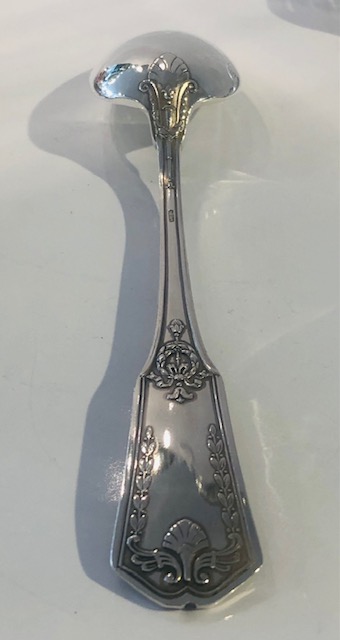 Joli modèle Empire, Napoléon III, avec de remarquables et fines ciselures.