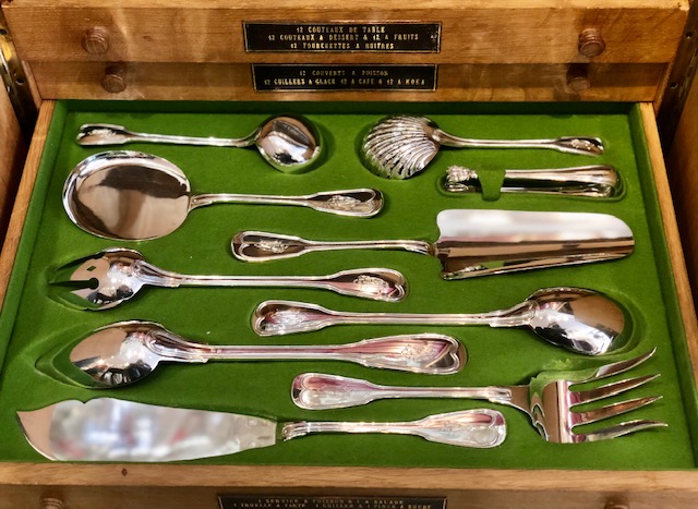 (Français) Exceptionnelle ménagère, en argent massif, modèle Filet.