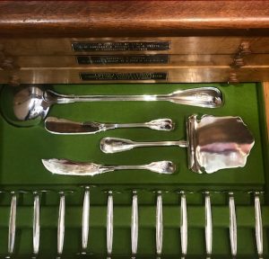 14 pièces de service et 12 porte-couteaux.