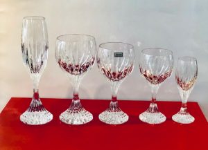 12 flûtes à champagne ; 11 verres à eau ; 12 verres à vin rouge ; 12 verres à vin blanc ; 12 verres à liqueur.