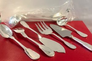 Cette ménagère en argent massif comprend 7 pièces de service : 1 louche ; 2 pièces à servir ; 2 pièces à servir le poisson ; 1 cuillère à sauce ; 1 pelle à tarte coupante.