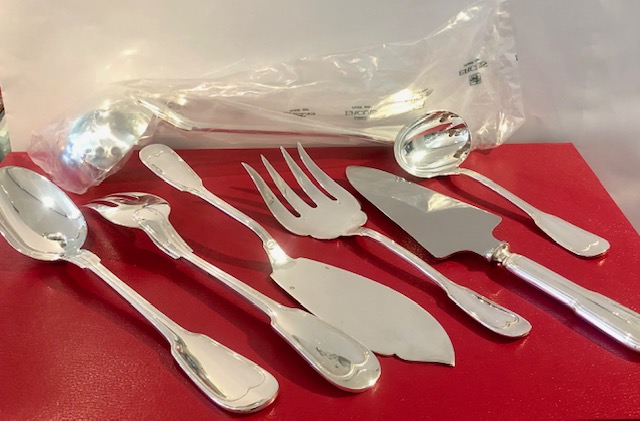 (Français) Exceptionnelle ménagère en argent massif, modèle Filet, Ercuis, à saisir vite !