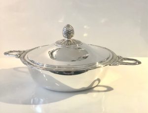 Longueur avec anses : 38cm ; Diamètre : 26cm ; Profondeur : 7,5cm