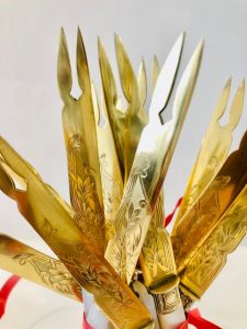 Le modèle des culots et viroles est un ruban croisé : style Louis XVI.