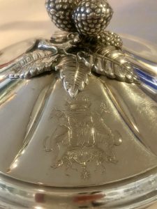 Blason, surmonté d'une couronne comtale, entouré de deux lévriers.