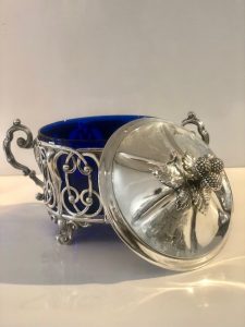 Joli frétel en grappe de mûres.