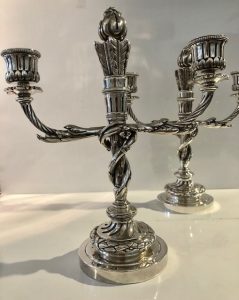 Hauteur : 24cm ; largeur : 22cm