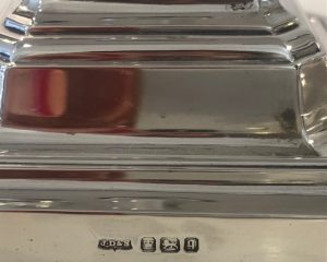 jolie paire de bougeoirs en argent, Sheffield 1908.                       Hauteur : 21cm