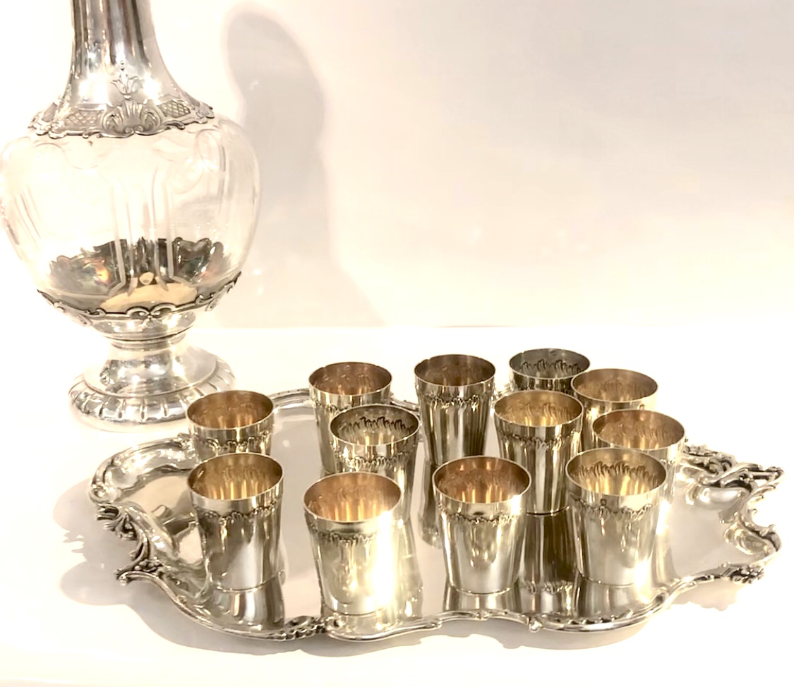 (Français) Carafe, plateau, 12 verres à liqueur en argent.