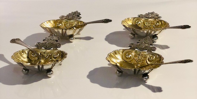 (Français) Quatre salières et pelles à sel en argent et or fin.