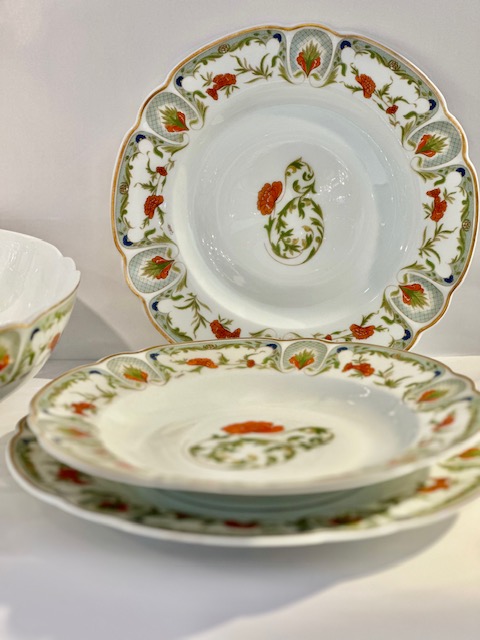 (Français) Service de table d’inspiration art-nouveau.