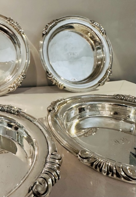 (Français) 4 dessous de bouteille en argent massif.