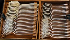 12 fourchettes de table ; 12 cuillères de table ; 12 fourchettes à dessert ; 12 cuillères à dessert.