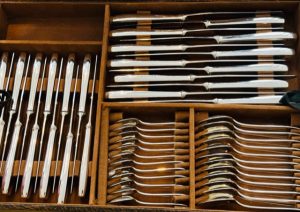 12 grands couteaux ; 12 petits couteaux ; 12 cuillères à café ; 12 cuillères à moka.