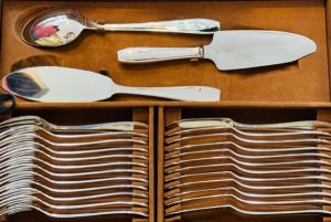 12 fourchettes à poisson ; 12 couteaux à poisson ; 2 pièces à servir le poisson ; 1 pelle à tarte ; 1 cuillère à servir.