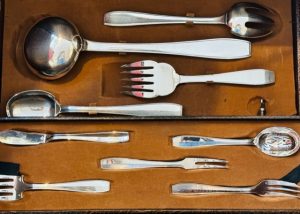 12 fourchettes à poisson ; 12 couteaux à poisson ; 1 pelle à tarte.