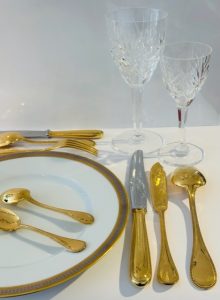 12 fourchettes et 12 couteaux à poisson ; 12 cuillères à café ; 12 cuillères à moka ; 12 pelles à glace