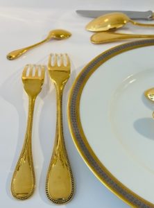 18 couteaux de table et 12 petits couteaux ; 18 fourchettes et 12 cuillères de table ; 12 fourchettes et 12 cuillères à dessert.