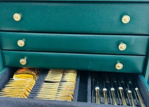 15 pièces de service : 1 louche ; 1 cuillère à sauce G/M ; 2 pièces à servir le poisson ; 2 pièces à salade ; 2 cuillères à servir ; 1 couteau à fromage ; 1 pelle à servir la glace ; 1 couteau à découper ; 1 pelle à tarte.